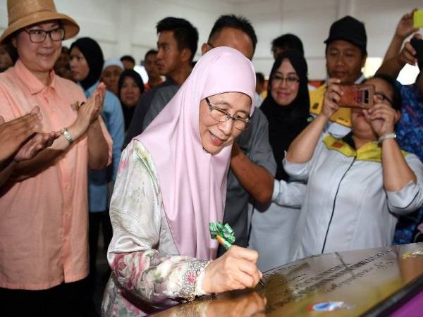 Timbalan Perdana Menteri Datuk Seri Dr Wan Azizah Wan Ismail (dua, kiri) menurunkan tandatangan sebagai simbolik perasmian bangunan pusat pemindahan banjir Beaufort hari ini. -Foto Bernama