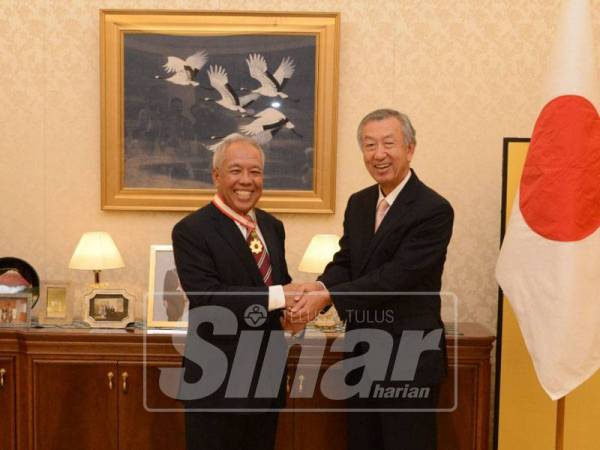 Ahmad Tajuddin menerima pingat kebesaran ‘The Order of the Rising Sun, Gold Rays with Neck Ribbon’ dari Miyagawa pada majlis yang diadakan di Kedutaan Jepun, Kuala Lumpur, Khamis lalu.