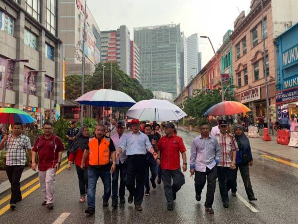 Dr Shahruddin ketika melakukan tinjaun laluan yang ditutup di Jalan TAR, hari ini.