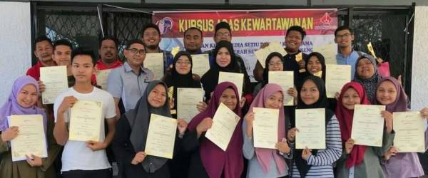 Peserta kursus menunjukkan sijil penyertaan yang diterima mereka selepas selesai mengikuti kursus Asas Kewartawanan.