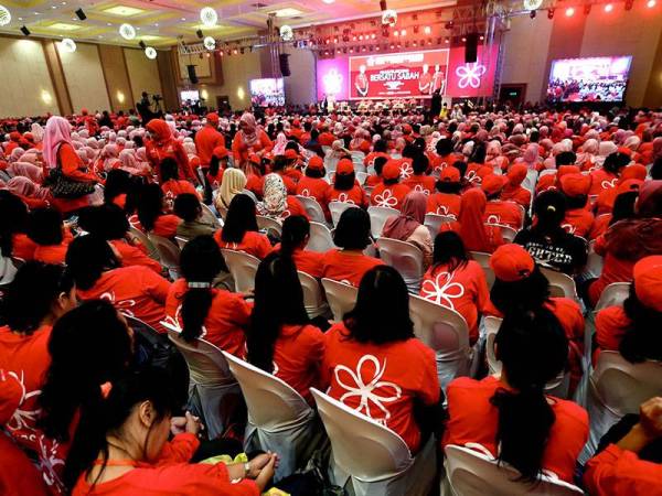  Sebahagian anggota Bersatu Sabah yang hadir pada Majlis Pelancaran Parti Pribumi Bersatu Malaysia (BERSATU) Negeri Sabah di Pusat Komersil Teknologi Antarabangsa (ITCC) Penampang hari ini. - Foto Bernama