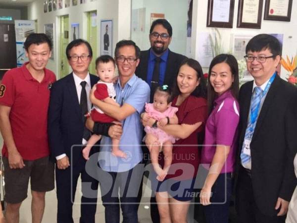 Chee Leong (tiga,kiri) mendukung anak Elee, Danial Chong dan Elle,(sebelah) turut memangku anaknya, Florence pada majlis perasmian pusat rawatan IVF di Kota Laksmana.