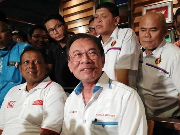 Anwar ketika bercakap kepada pemberita ketika sidang media program Santai Bersama Veteran Tentera di Bandar Sri Sendayan di sini, hari ini.