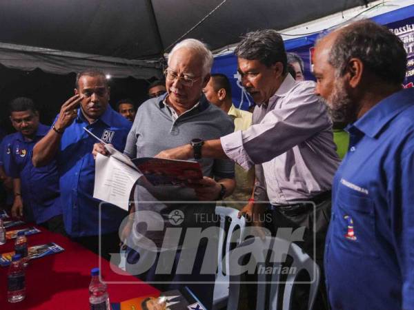 Bekas Perdana Menteri, Datuk Seri Najib Razak dan calon PRK DUN Rantau, Datuk Seri Mohamad Hasan bersama sebahagian penduduk ketika hadir pada ceramah umum di Bandar Ekar, Rantau, malam semalam. - Foto Sinar Harian/ADAM AMIR HAMZAH