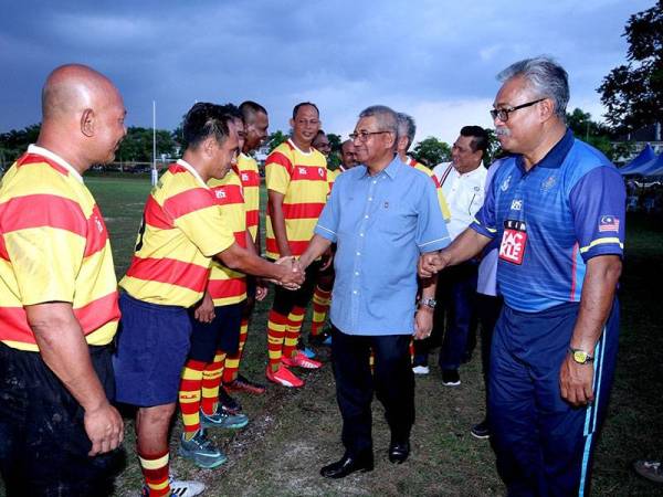 Ketua Polis Negara Tan Sri Mohamad Fuzi Harun (dua, kanan) beramah mesra bersama bekas pemain ragbi kebangsaan ketika Majlis Perasmian Penutup Royal Malaysia Police Rugby Masters Invitation Camaraderie Cup 2019 Sempena Peringatan Hari Polis Ke-212 di Padang Ragbi Batalion 4 PGA Semenyih hari ini. - Foto Bernama