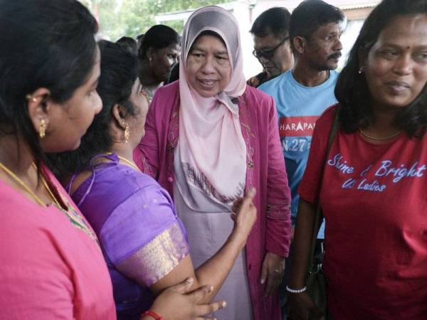 Menteri Perumahan dan Kerajaan Tempatan Zuraida Kamaruddin yang juga Naib Presiden Parti Keadilan Rakyat (PKR) beramah mesra dengan sebahagian pengundi ketika membantu calon Pakatan Harapan (PH) Dr S Streram berkempen bagi Pilihan Raya Kecil (PRK) Dewan Undangan Negeri (DUN) N27 Rantau di Taman Kelab Tuanku hari ini. - Foto Bernama 