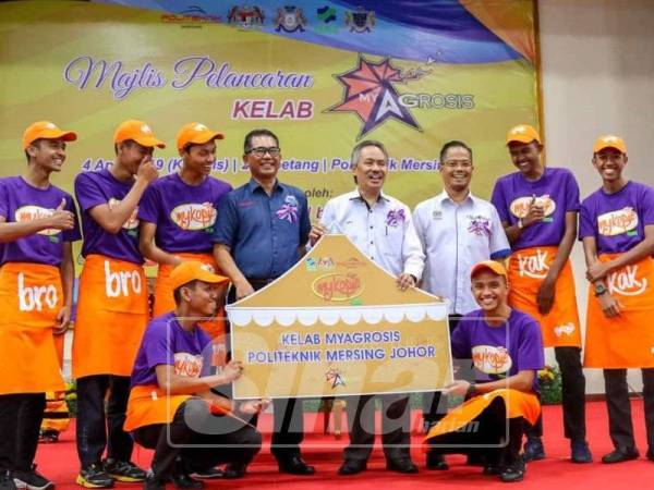 Ahmad (empat, kanan) ketika hadir merasmikan karnival Mersing Best Buy Mersing 2019 dan melancarkan kelab MyAgrosis di Politeknik Mersing.