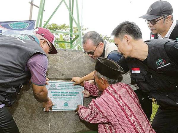 Wakil sukarelawan bersama-sama membina telaga air bersih.