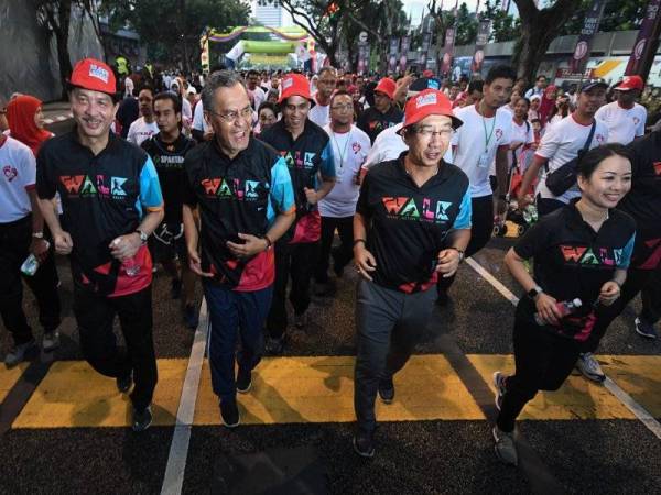 Dzulkefly turut sama bersama menyertai peserta berjalan kaki dan larian sempena Kempen Hidup Aktif peringkat Kebangsaan 2019 sempena 'Car Free Morning' di Jalan Raja Laut, hari ini. - Foto Bernama