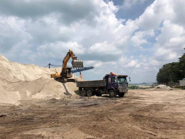 Bukti bergambar sebuah syarikat korek pasir melakukan aktiviti bertentangan syarat permit apabila menjual pasir untuk kegunaan projek perumahan.