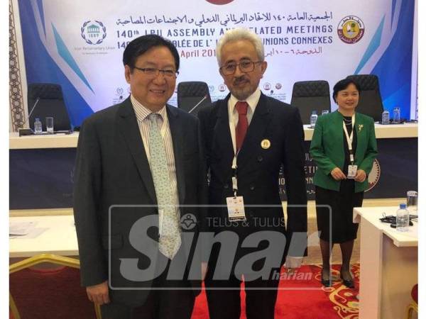 Raja Kamarul Bahrin (kanan) bersama wakil negara China pada sidang IPU.