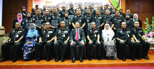 Zulkifli (lima, kanan) bersama penerima Anugerah Perkhidmatan Cemerlang 2018, dari Penjara Pokok Sena.