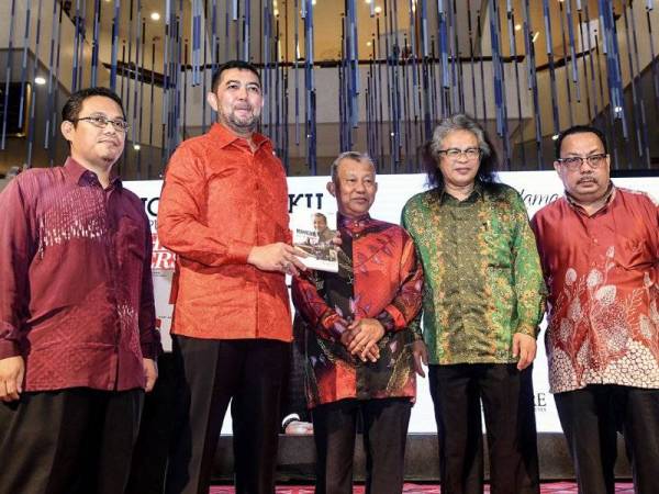 Timbalan Menteri Luar, Senator Datuk Marzuki Yahya (dua, kiri) ketika merasmikan Majlis Pelancaran Buku Kumpulan Puisi Mahathir 'Kami Bersama Mu' di Pusat Dagangan Dunia Putra (PWTC), hari ini. Foto: Bernama