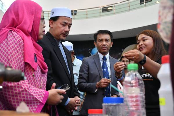 Mohd Nasaruddin (dua, kanan) bersama Ahmad Shah dan Noor Afifah melawat reruai pameran agensi sempena program berkenaan.