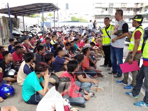 Lebih 300 penunggang motosikal ditahan dibawa ke Unit Penguatkuasaan Trafik, Jalan Chamberlain untuk pemeriksaan lanjut sebelum dilepaskan dengan jaminan polis.