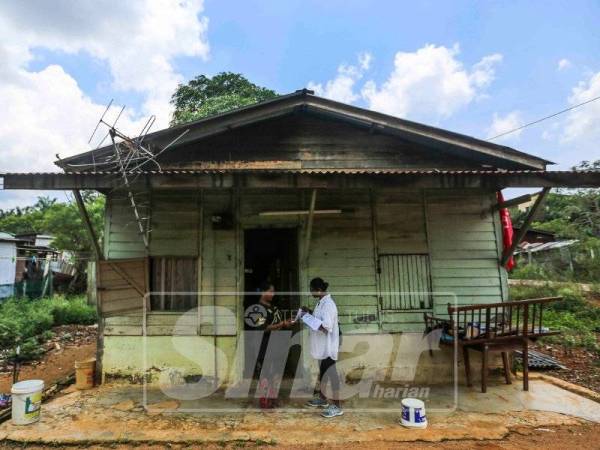 Calon Bebas PRK DUN Rantau, Malarvizhi Rajaram ketika melakukan walkbout di Kg. Baru Linsum hari ini. -Foto Sinar Harian/ADAM AMIR HAMZAH