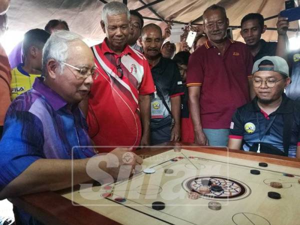 Najib meluangkan masa bersama peneroka yang hadir di Felda Chini di Restoran D Sawit Felda Chini 4 di sini hari ini.