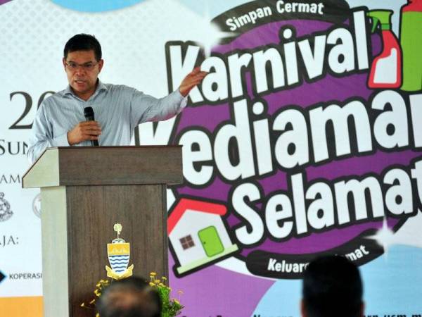 Menteri Perdagangan Dalam Negeri dan Hal Ehwal Pengguna (KPDNHEP), Datuk Seri Saifuddin Nasution Ismail menyampaikan ucapan perasmian pada Karnival Kediaman Selamat Peringkat Negeri, hari ini. - Foto Bernama