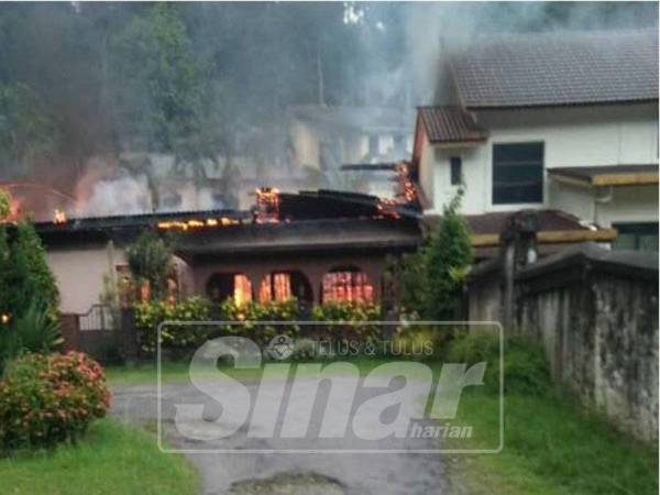 Api marak ketika anggota Bomba dan Penyelamat tiba ke lokasi.