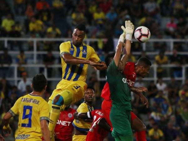 Aksi perebutan bola di hadapan gawang PJ City FC. - Foto Amirul Anuar/Gawang.my
