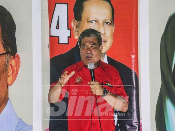 Mohamad ketika menyampaikan ceramah pada kempen PRK DUN Rantau di Kampung Mambau, di sini, malam tadi. - Foto: ADAM AMIR HAMZAH