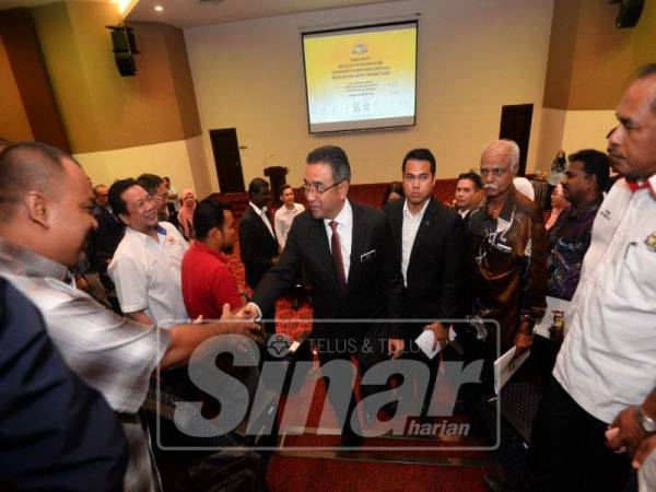 Adly bersalaman dengan wakil MPKK selepas menyempurnakan majlis perasmian Taklimat Pengurusan MPKK negeri di Auditorium Seri Negeri, Ayer Keroh, hari ini.