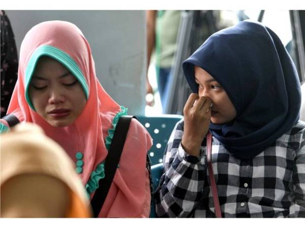 Sebahagian rakan-rakan mangsa kemalangan maut berhampiran kawasan MASKargo, Sepang menunggu proses pengurusan jenazah di Jabatan Perubatan Forensik Hospital Serdang hari ini. Kemalangan yang mengakibatkan sebelas orang warga asing termasuk seorang pemandu bas warga tempatan maut setelah bas pekerja yang mereka naiki jatuh ke dalam longkang besar berhampiran kawasan MASKargo, Sepang, malam tadi. -Foto Bernama