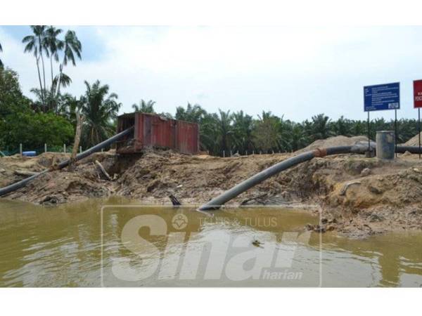 Kerja-kerja mengorek pasir yang didakwa menjejaskan ekosistem sungai.