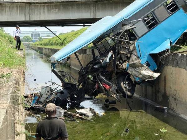 Kerja-kerja pengalihan bas pekerja yang terbabit dalam kemalangan di Jalan S8 Pekeliling di Lapangan Terbang Antarabangsa Kuala Lumpur (KLIA) dilakukan hari ini.
Sebelas orang termasuk pemandu maut dalam kejadian 11.10 malam tadi. - Foto Bernama
