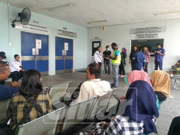 Suasana hiba menyelubungi pekarangan Jabatan Perubatan Forensik Hospital Serdang. -Foto Sinar Harian