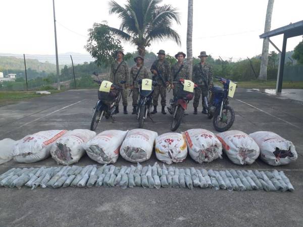 Pasukan 4 Rejimen Sempadan (4RS) menunjukkan motosikal dan daun ketum yang dirampas di kawasan semak berhampiran sempadan.