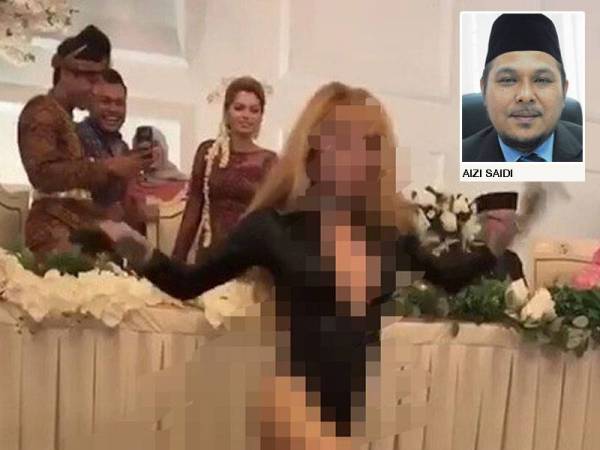 Klip video yang tular memaparkan persembahan seorang penari seksi dalam sebuah perkahwinan seorang anak selebriti semalam.