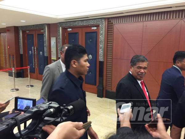 Mohamad Sabu ketika ditemui media di lobi Parlimen, hari ini. - Foto Sinar Harian