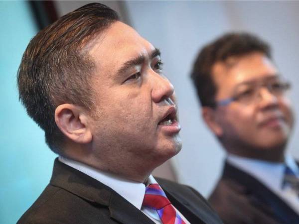 Anthony Loke menjawab pertanyaan media sempena majlis pelancaran Website dan Aplikasi Telefon Pintar (Fasa Dua) COSCO SHIPPING Lines (Malaysia) Sdn Bhd hari ini. - Foto Bernama