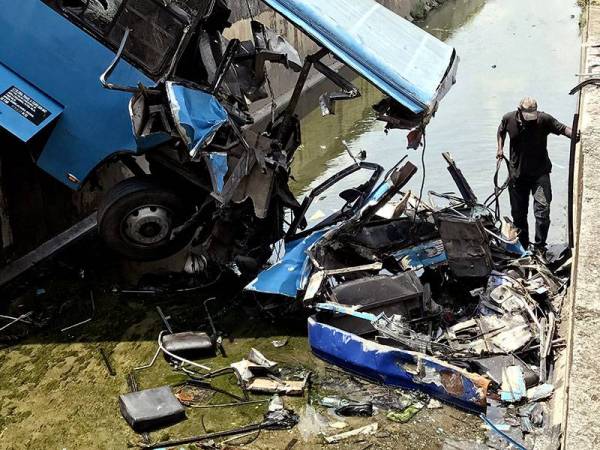 Bas pekerja yang terbabit dalam kemalangan di Jalan S8 Pekeliling di Lapangan Terbang Antarabangsa Kuala Lumpur (KLIA) hari ini. - Foto Bernama