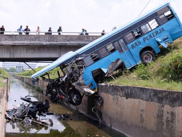 Kerja-kerja pengalihan bas pekerja yang terbabit dalam kemalangan di Jalan S8 Pekeliling di Lapangan Terbang Antarabangsa Kuala Lumpur (KLIA) dilakukan hari ini. Sebelah orang termasuk pemandu maut dalam kejadian 11.10 malam tadi. -Foto Bernama