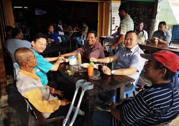 Rizam beramah mesra bersama penduduk di sebuah kedai makan di DUN Sungai Air Tawar di sini hari ini.