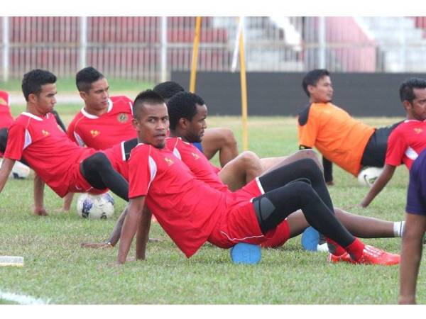 Mohd Badhri (hadapan) hantar surat penarikan diri daripada beraksi bersama Kelantan, hari ini.