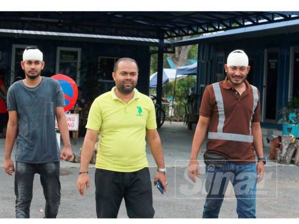 Lokendra (kanan) bersama rakannya ketika ditemui di Balai Trafik KLIA, hari ini selepas hadir untuk beri keterangan kepada pihak polis.