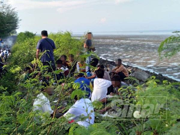 Sebahagian pelarian Rohingya yang ditemukan di tepi pantai setelah tiba di negara ini, awal pagi tadi.