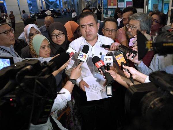 Menteri Pengangkutan Anthony Loke Siew Fook pada sidang media di Unit Kecemasan Hospital Serdang hari ini selepas melawat mangsa dalam kejadian kemalangan berhampiran kawasan MASKargo, Sepang. Sebelas orang dengan hampir kesemuanya warga asing maut selepas bas pekerja yang mereka naiki jatuh ke dalam longkang berhampiran kawasan MASKargo, Sepang, malam tadi. - Foto Bernama