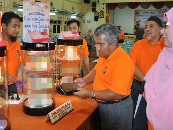 Pengarah Kesihatan Terengganu, Dr Mohd Jusoh (tiga, kanan) melihat ubat-ubatan yang dirampas oleh Skuad Gerak Gempur Farmasi pada Majlis Perasmian Program Gerak Gempur Cakna Ubat dan Jelajah Skuad Cakna Ubat Daerah Besut di Dewan Gong Kemuntong Jertih hari ini. - Foto Bernama