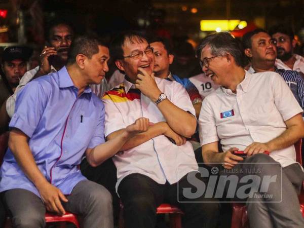 Baru Bian (tengah) bersama Mohamed Azmin Ali (kiri) dan Tian Chua hadir ke majlis ceramah umum di Pekan Rantau, malam tadi. Foto: Adam Amir Hamzah 