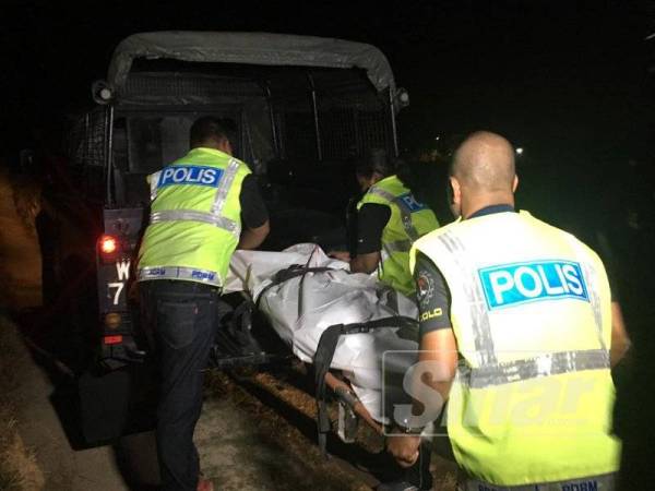 Anggota polis membawa mayat mangsa ke Jabatan Forensik, Hospital Raja Perempuan Zainab II untuk bedah siasat, malam tadi.
