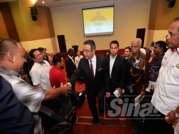 Adly bersalaman dengan wakil MPKK selepas menyempurnakan majlis perasmian Taklimat Pengurusan MPKK negeri di Auditorium Seri Negeri di Ayer Keroh di sini, semalam.