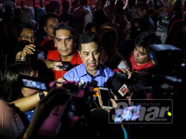 Mohamed Azmin ditemui pada sidang media selepas program ceramah di Bilik Gerakan DAP, malam tadi. - Foto ADAM AMIR HAMZAH