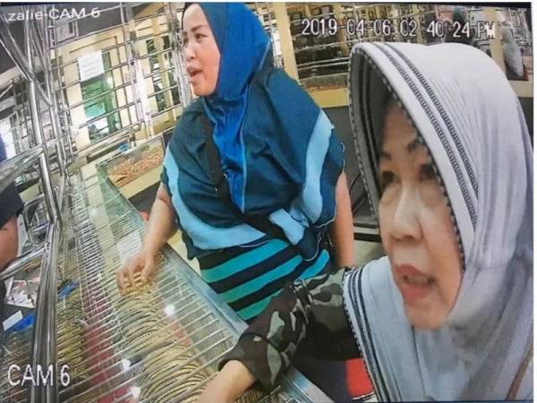 Polis memburu dua wanita dipercayai warga asing kerana disyaki terlibat mencuri seutas rantai di sebuah kedai emas di Kuala Berang, Hulu Terengganu, Sabtu lalu.