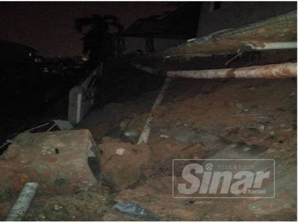 Keadaan di lokasi runtuhan tebing rumah banglo di Taman Ferngrove, malam tadi.