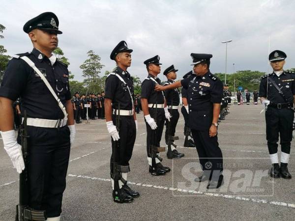 Ismail memeriksa barisan pada Perhimpunan Bulanan IPD Seri Alam, hari ini.