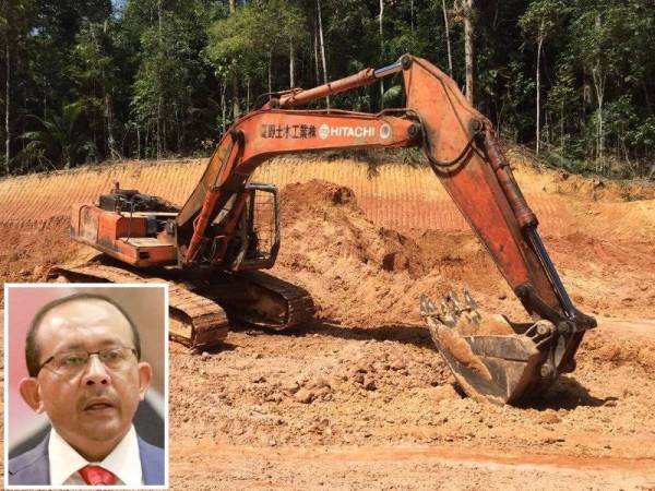 Antara jengkaut yang disita kerana berada dalam Hutan Simpan Kekal Tersang tanpa permit bagi aktiviti perlombongan emas.- FOTO: JPNP (Gambar kecil: Mohd Hizamri Mohd Yasin_